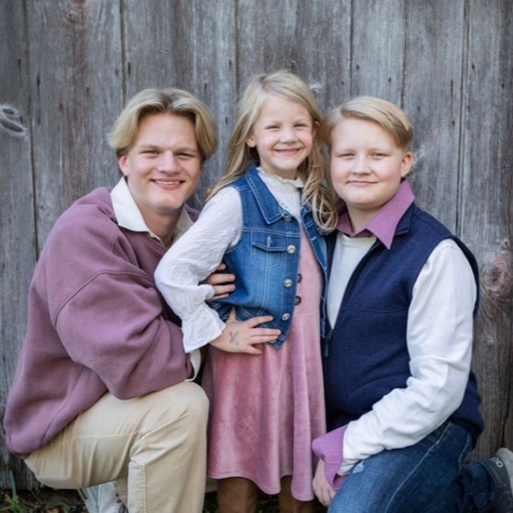 Meet your Posher, Heidi - Picture 2 of 3